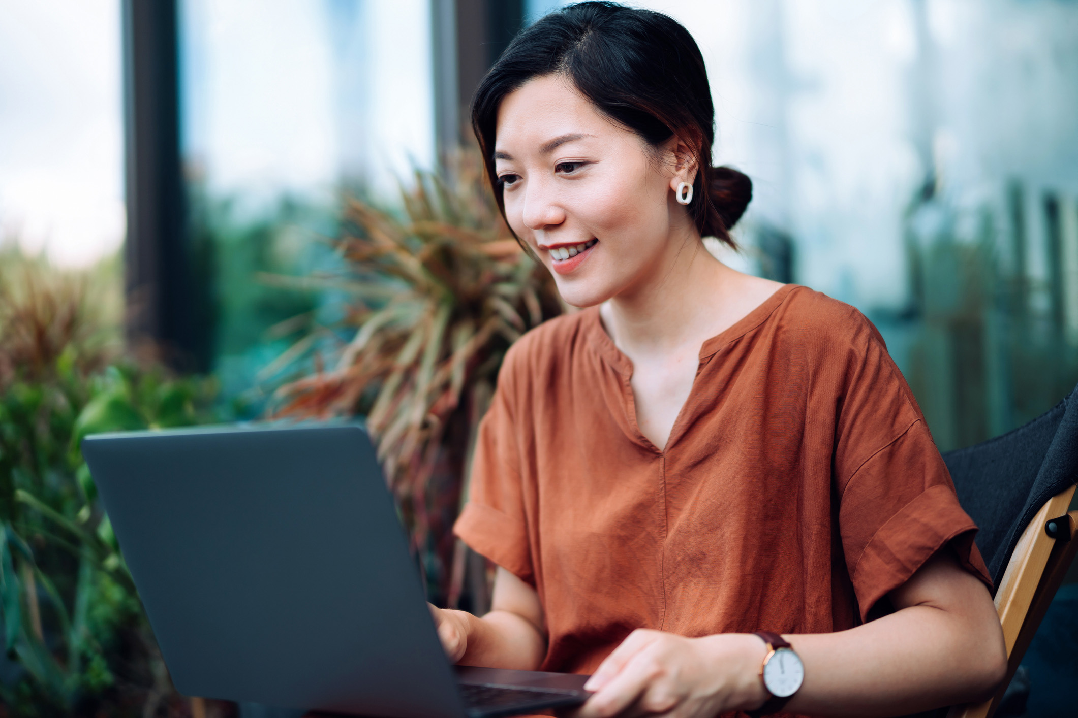 Lady looking at computer screen